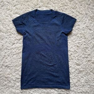 Lululemon athletica Heather Navy Swiftly Tech Short Sleeve Tee. Size 6 (?)